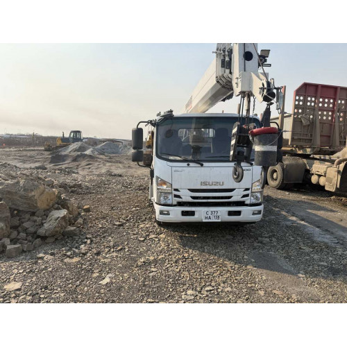Isuzu ELF 8.3 4x2 Автокран ELF KV100 (Дизельный, 2.5 л, 128 л.с. МТ)